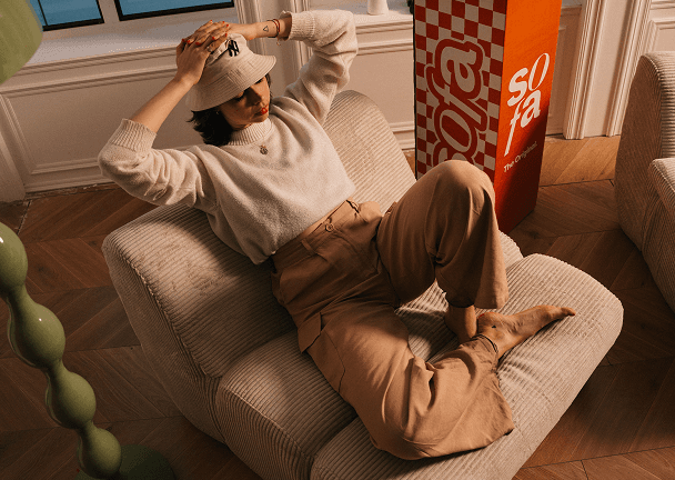 Mulher surpresa com um sofá na caixa